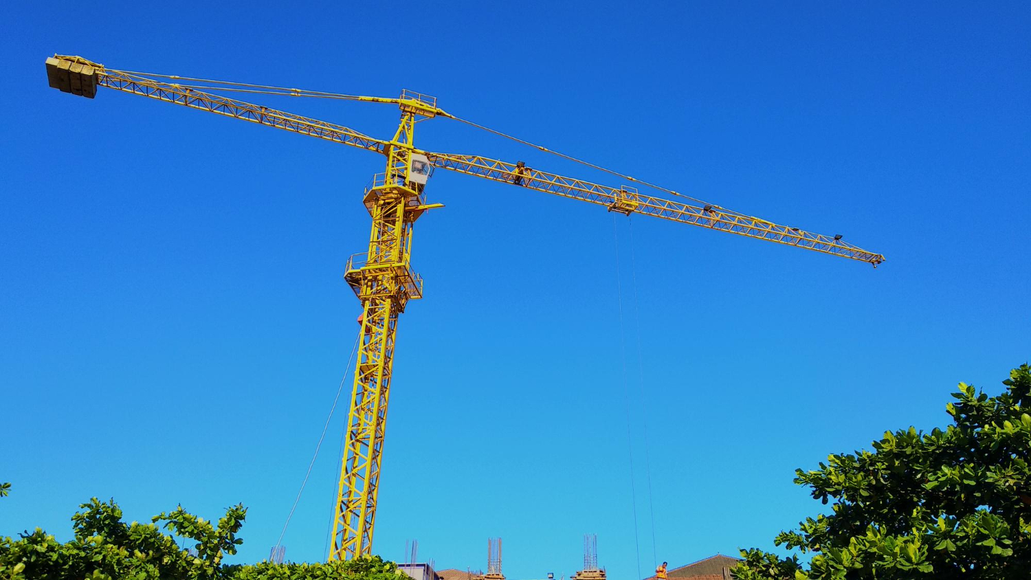 Kiedy inwestycja budowlana wymaga dużego sprzętu budowlanego – poradnik